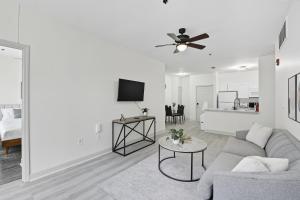 Bright & Stylish 2-Bed, 2-Bath Apartment