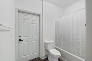 Chic 2BR2BA with Gym and Rooftop Access