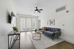 Chic 2BR2BA with Gym and Rooftop Access