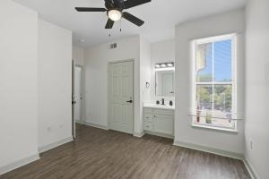 Chic 2BR2BA with Gym and Rooftop Access