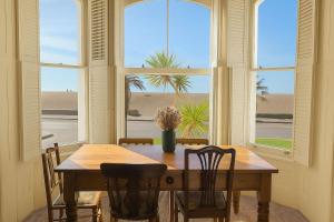 The Palms, Folkestone Beach