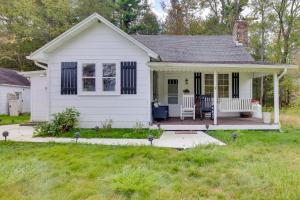 Private Hot Tub Poconos Babbling Brooke Cottage - 3hvězdičkové hotely ve městě Blakeslee