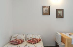 1 Bedroom Cozy Apartment In Maslenica 