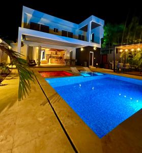 Luxury Private Villa At Metro Pool Jacuzzi Wifi Sleeps 10