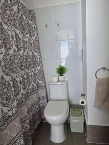 Moderno dpto con linda vista a laguna