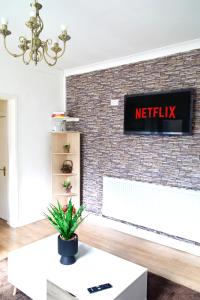 Beautiful 5Bedroom House - Contractors and Family near the Molineux stadium