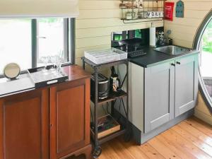 Oak Retreat - Uk46650