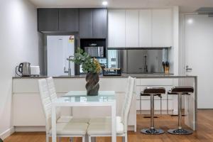 Light-Filled Braddon Apartment by Canberra Centre