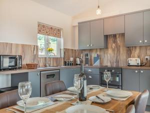 West End Farm Lodge Alabaster