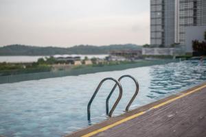 Modern 3BR Somerset Apt with Harbour View