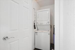 Bright 3-BDRM House, Family Home & Parking, YYZ Airport