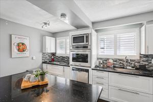 Bright 3-BDRM House, Family Home & Parking, YYZ Airport