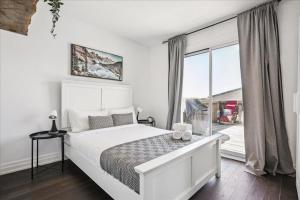 Bright 3-BDRM House, Family Home & Parking, YYZ Airport
