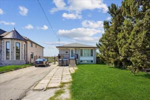 Bright 3-BDRM House, Family Home & Parking, YYZ Airport