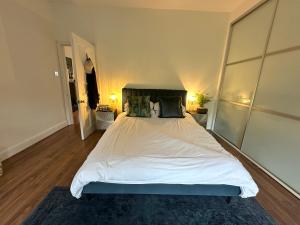 Modern 1BDR with Parking and Shared Garden