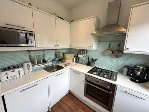 Modern 1BDR with Parking and Shared Garden