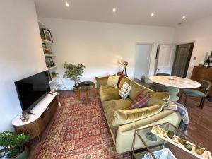 Modern 1BDR with Parking and Shared Garden