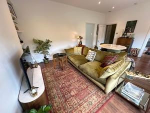 Modern 1BDR with Parking and Shared Garden