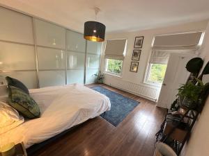 Modern 1BDR with Parking and Shared Garden