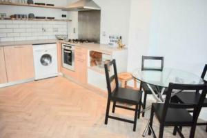 2 bed bright and modern flat in the city centre