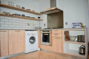 2 bed bright and modern flat in the city centre