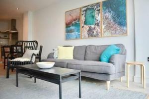 2 bed bright and modern flat in the city centre