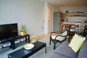 2 bed bright and modern flat in the city centre