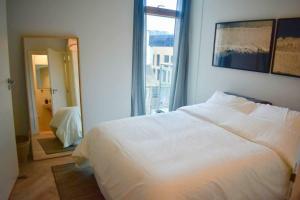 2 bed bright and modern flat in the city centre