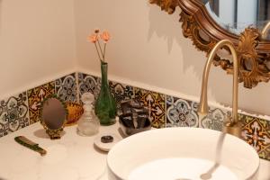 Contemporary Eastern 1BR 5 min BTS|Essential