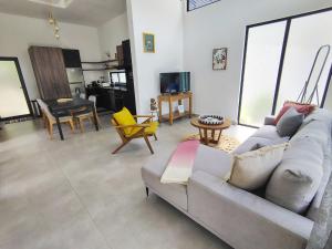 Casa Bo Jungle - Steps to Tamarindo Beach - Surf Pool