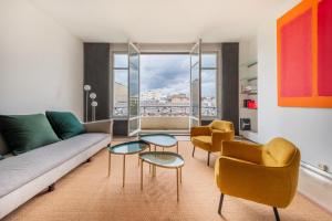 Elegant Paris Apartment on Avenue Montaigne