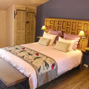 Junior Suite with Pool View room in Sous les Platanes B&B