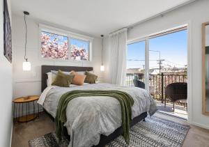 Walking Distance to New Stadium - Cosy Comfort and Free Parking