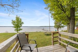 Cozy Lakeview suite with Kitchenette