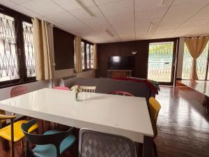 4BR House max 10pax, Near MRT and Local Place