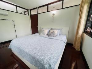 4BR House max 10pax, Near MRT and Local Place