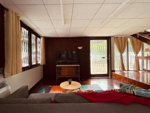 4BR House max 10pax, Near MRT and Local Place