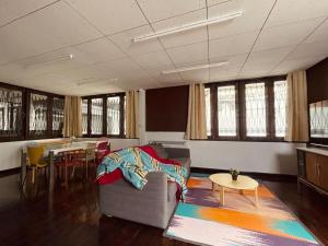 4BR House max 10pax, Near MRT and Local Place