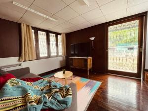 4BR House max 10pax, Near MRT and Local Place