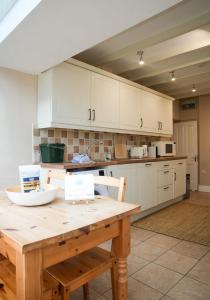 3 Prospect Place, New Quay, sleeps 6, parking, sea views, dog friendly