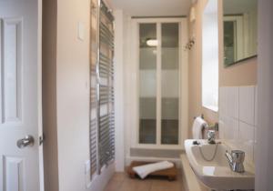 3 Prospect Place, New Quay, sleeps 6, parking, sea views, dog friendly