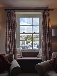 3 Prospect Place, New Quay, sleeps 6, parking, sea views, dog friendly