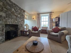 3 Prospect Place, New Quay, sleeps 6, parking, sea views, dog friendly