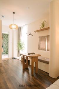 Old quarterCity view Cozie Netflix