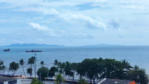 Thiantong seaview beachfront seaside condo 30m to Jomtien beach