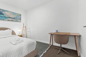 Stylish Apt with Stunning Views, Pool, Gym & Parking