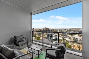 Stylish Apt with Stunning Views, Pool and Parking