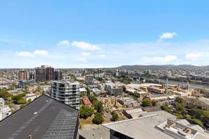 Stylish Apt with Stunning Views, Pool and Parking