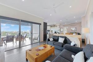Zen Coastline with pool - balcony dining - sea view