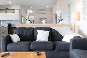 Zen Coastline with pool - balcony dining - sea view